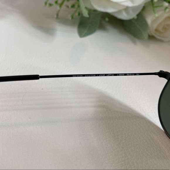 Like new Ray-Ban aviator sunglasses in black! - Picture 4 of 7